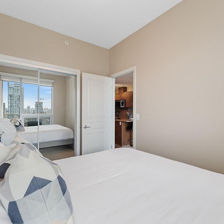 Heart Of Downtown Calgary Spacious Luxury Condo With Stunning Views And Premium Amenities Exterior photo