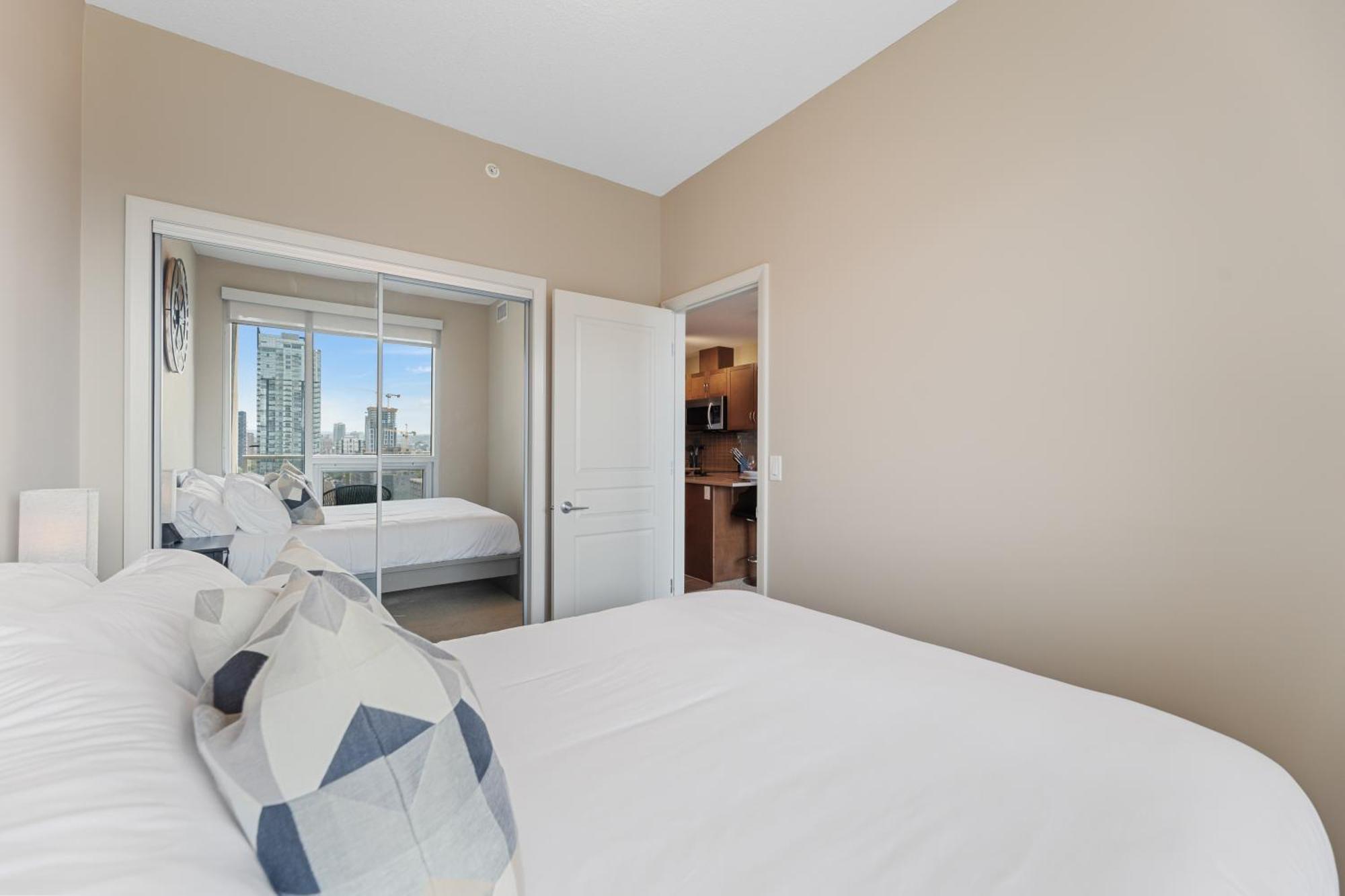 Heart Of Downtown Calgary Spacious Luxury Condo With Stunning Views And Premium Amenities Exterior photo