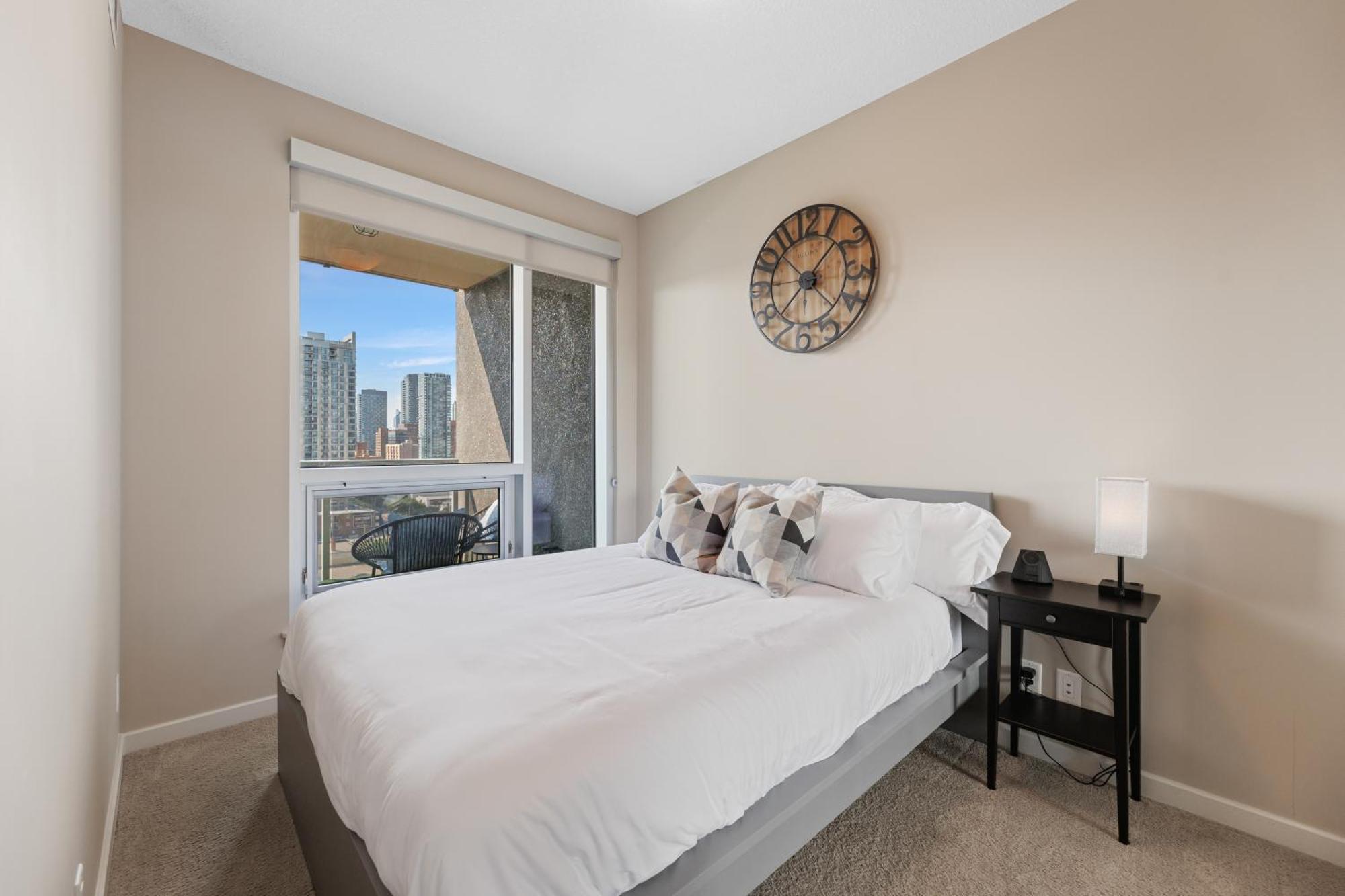 Heart Of Downtown Calgary Spacious Luxury Condo With Stunning Views And Premium Amenities Exterior photo