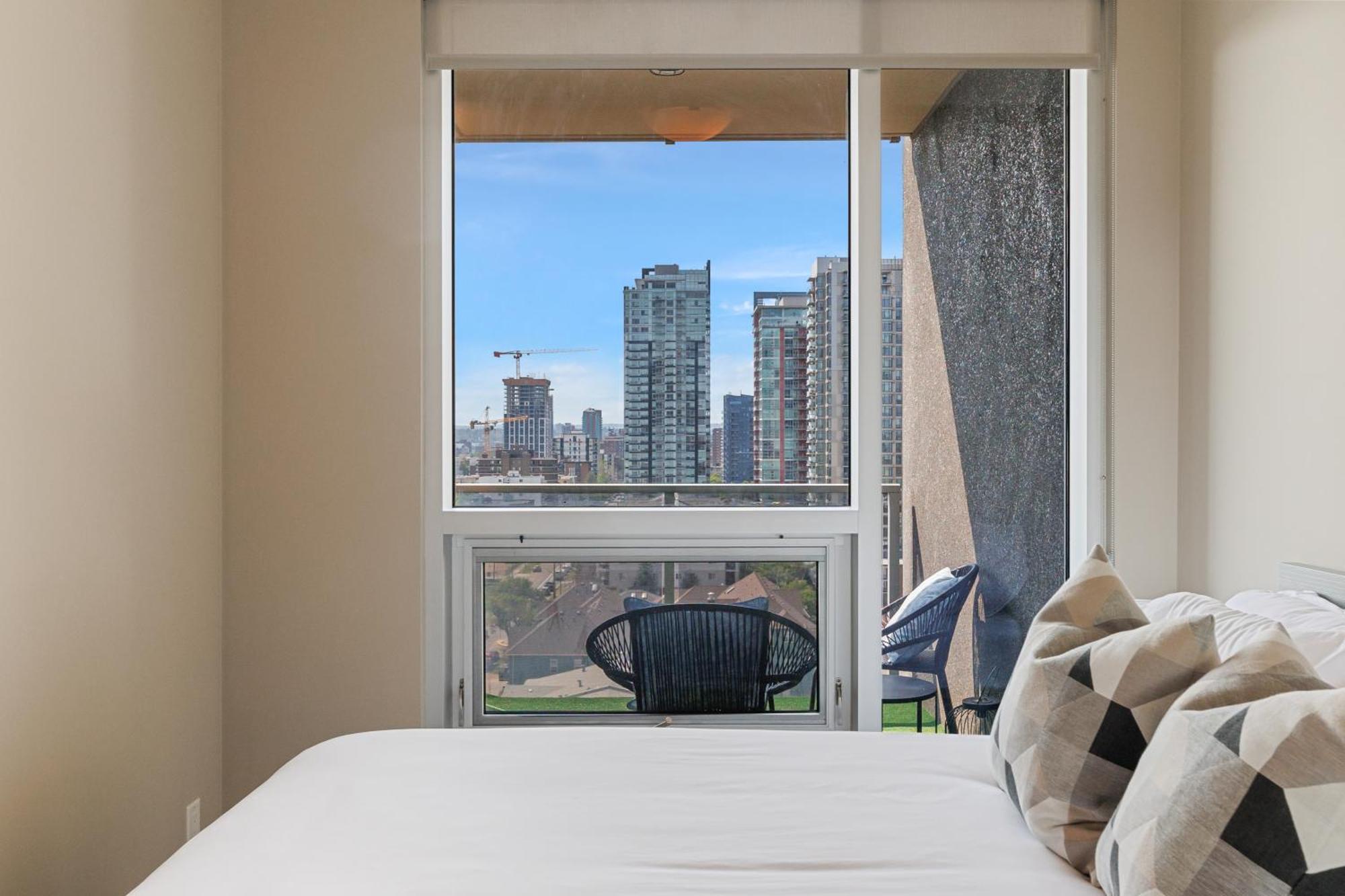 Heart Of Downtown Calgary Spacious Luxury Condo With Stunning Views And Premium Amenities Exterior photo