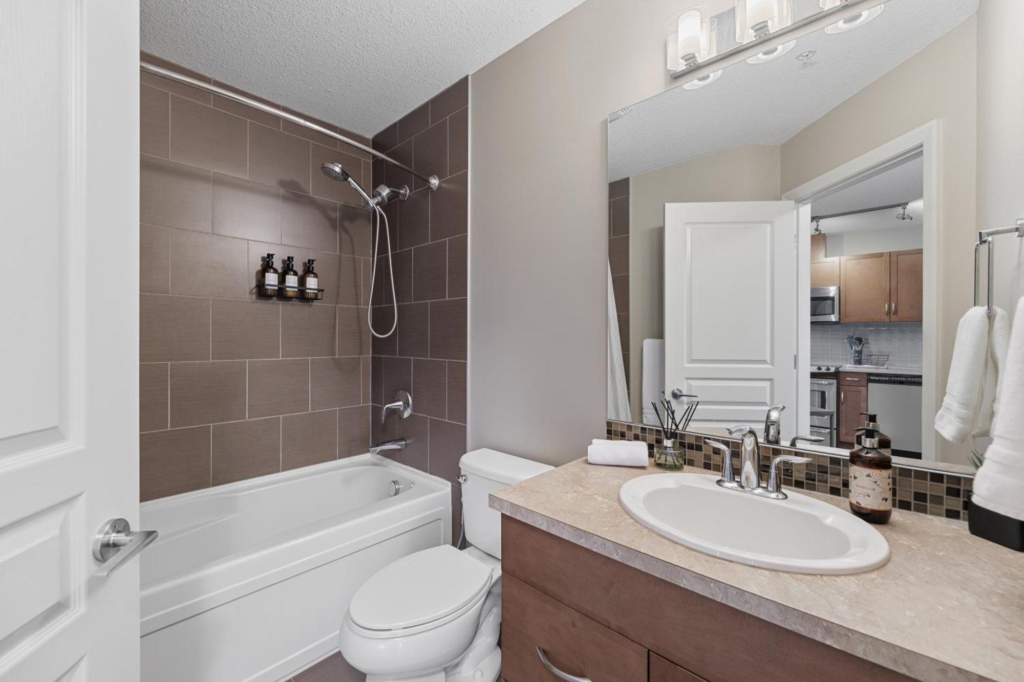 Heart Of Downtown Calgary Spacious Luxury Condo With Stunning Views And Premium Amenities Exterior photo