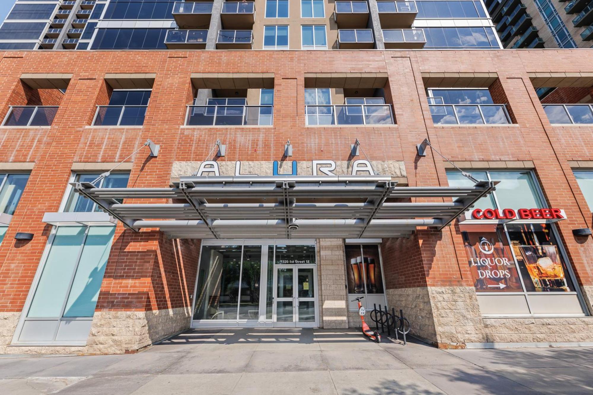 Heart Of Downtown Calgary Spacious Luxury Condo With Stunning Views And Premium Amenities Exterior photo