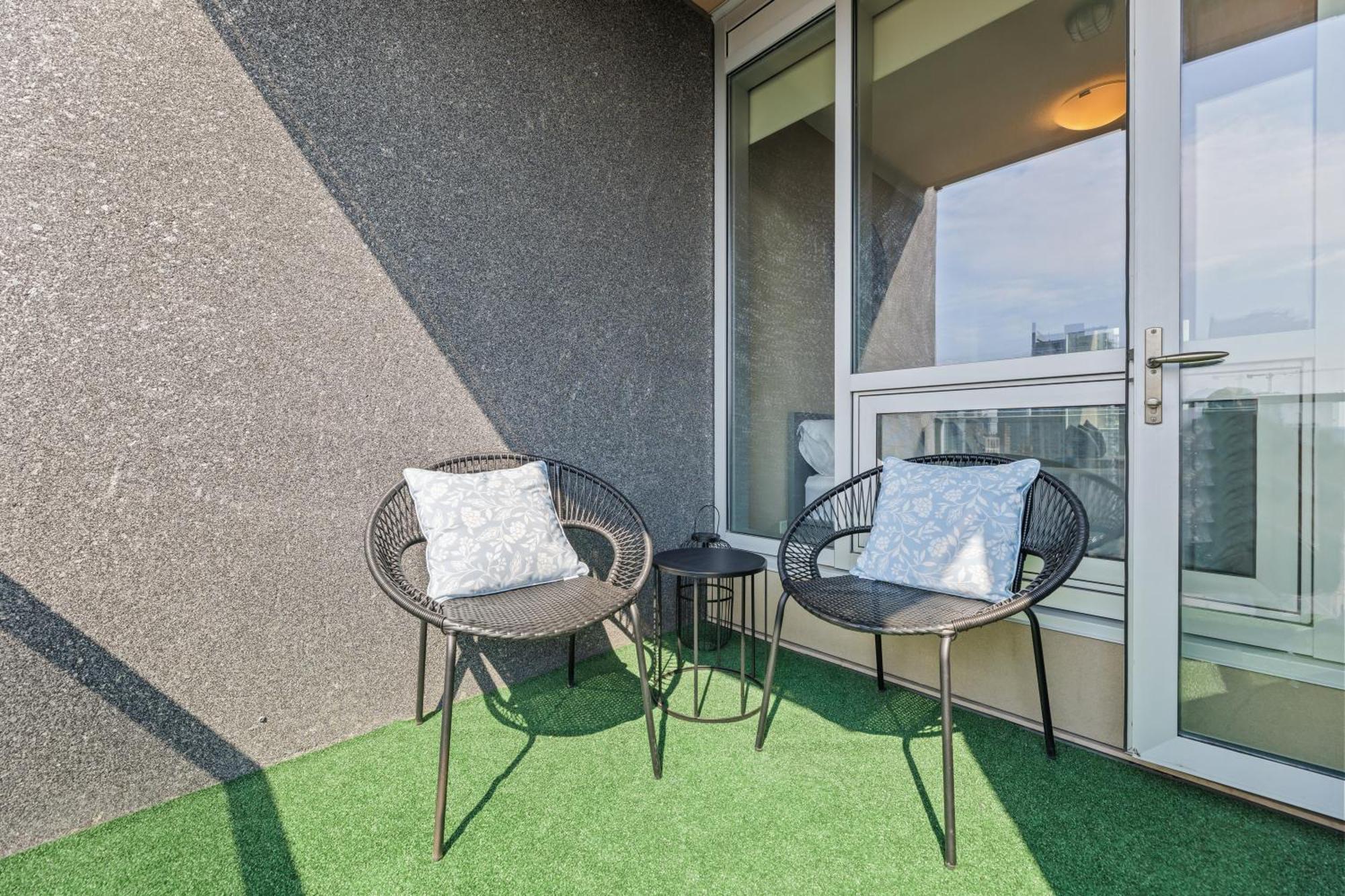 Heart Of Downtown Calgary Spacious Luxury Condo With Stunning Views And Premium Amenities Exterior photo